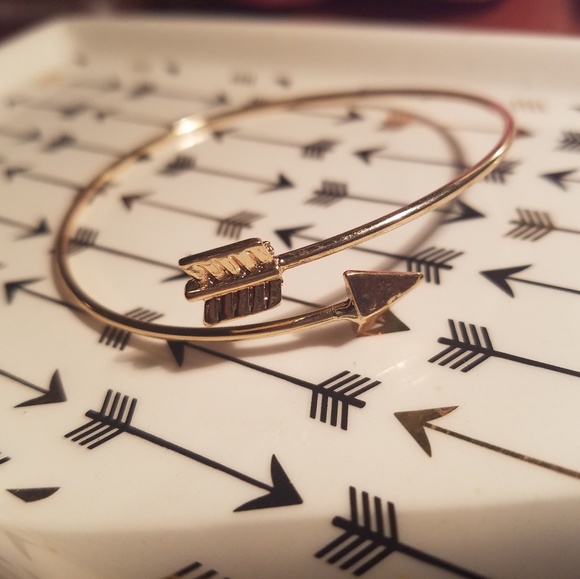 Bracelet Arrow Adjustable Gold Color Unique Style - Picture 3 of 4